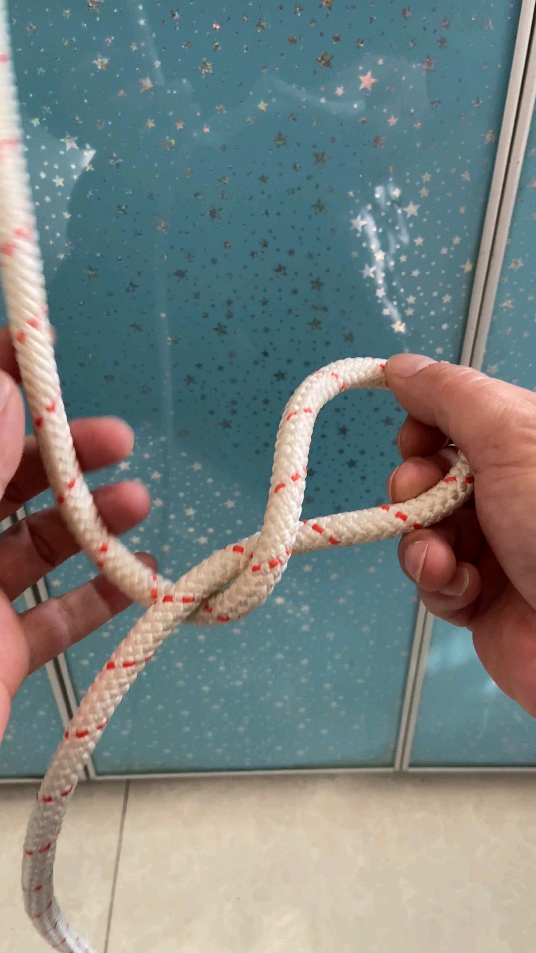 实用绳结#防滑8字结,亦如其名,打法简单.