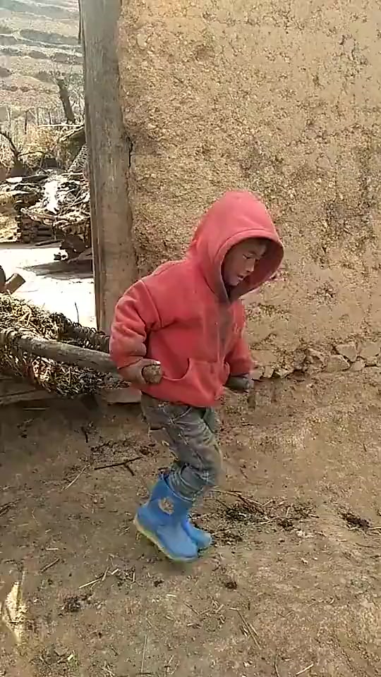 搞笑段子#孩子才这么小,就要出门干活了,城里的娃估计都还在玩游夏刎