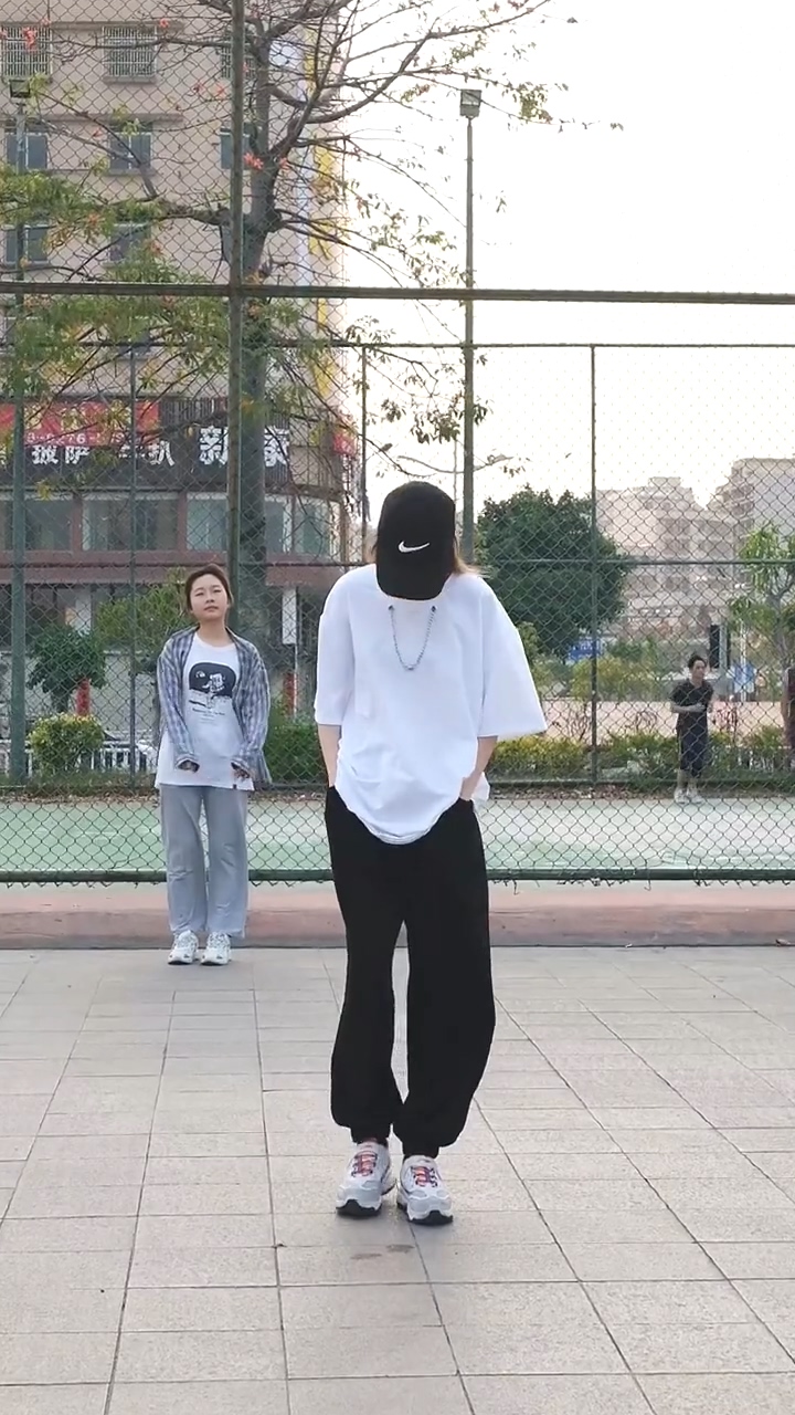 咆哮插兜舞#男的骚起来没有女的什么事,女的帅起来男的也得靠边-度小