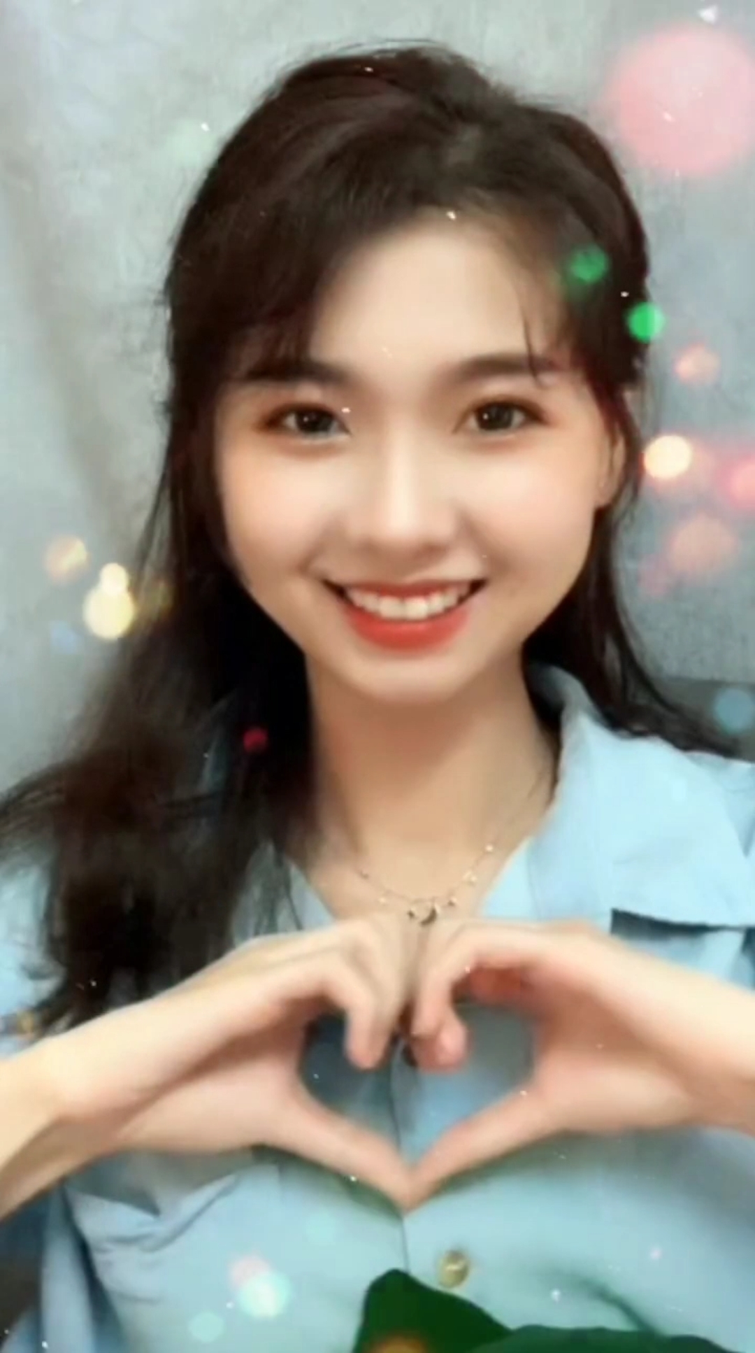 翁佳娜宝藏女孩迷人的微笑