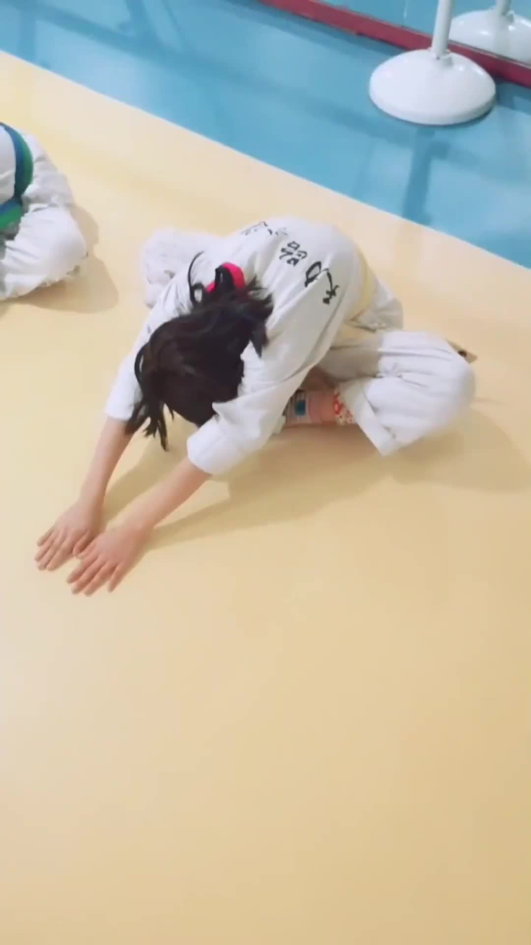 韩国跆拳道压腿图片