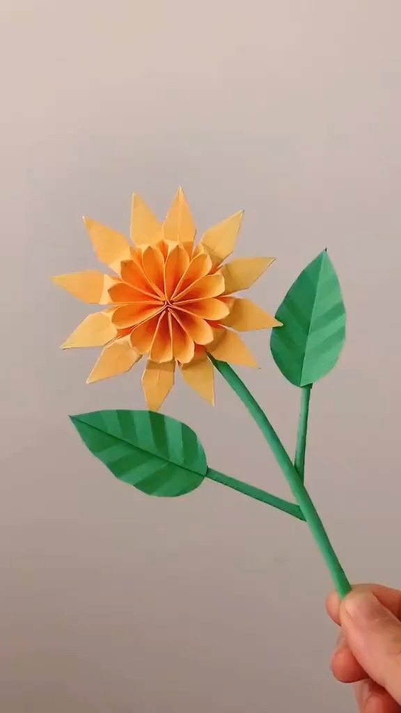 折一朵向日葵送给孩子愿他像向日葵一样面对太阳吸收正能量