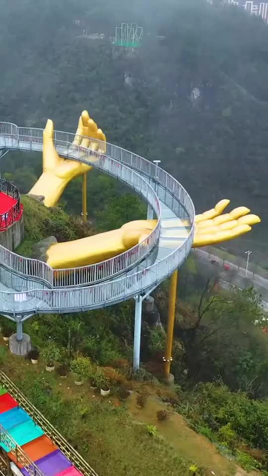 贵州都匀大山发现一双大地之手,被捧在手心真好