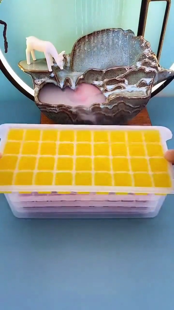 夏天怎么能离开冰块 我家冰箱都是常备冰块的 用这种制冰盒制作冰块真
