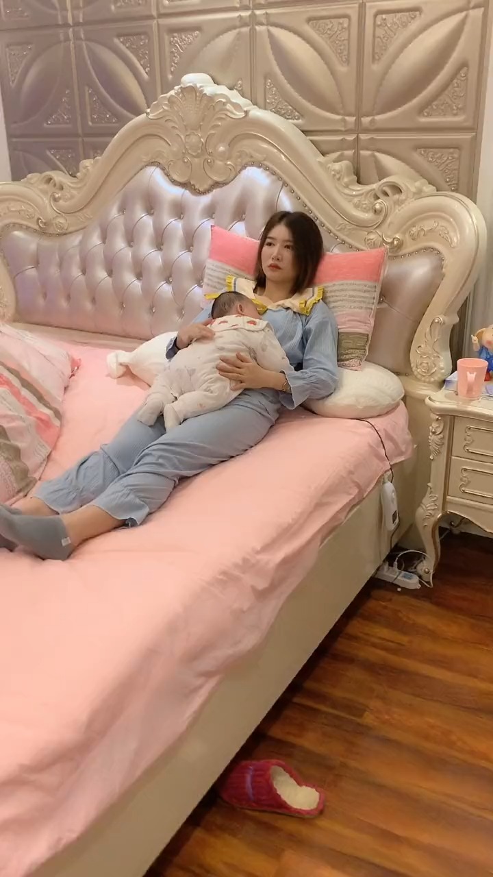 总喜欢趴在妈妈身上睡觉这样才容易睡着重就算了还喜欢流口水