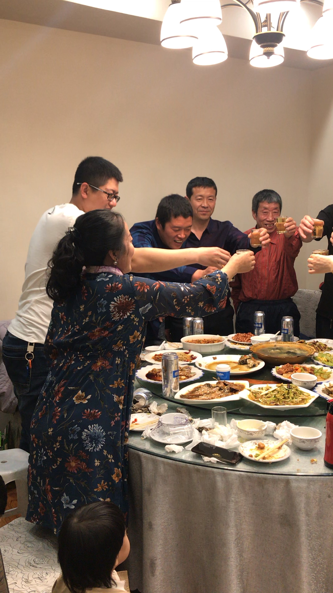 这样婆婆真是少有呀.自己不舍得吃去饭店请客花2000元还是有钱