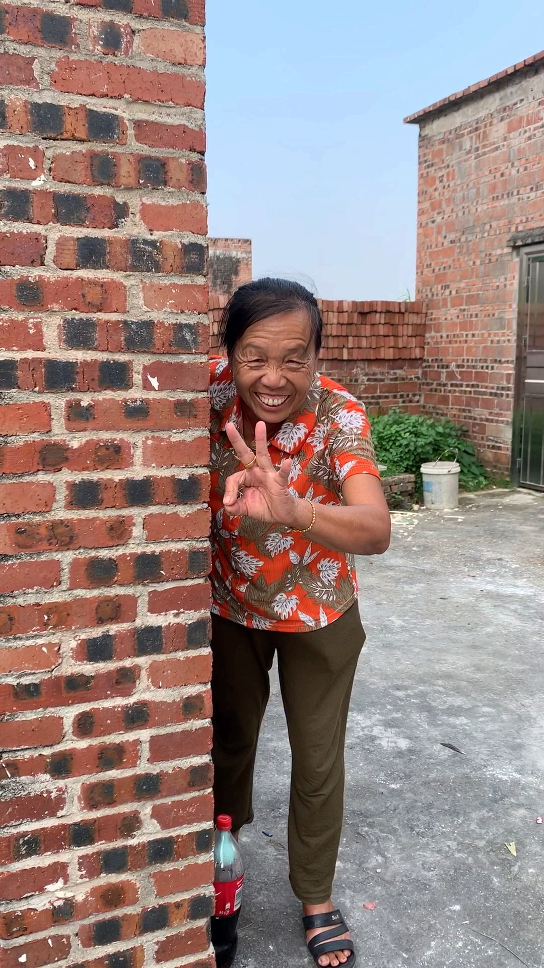 我搞笑你开心#老奶奶的套路太深了