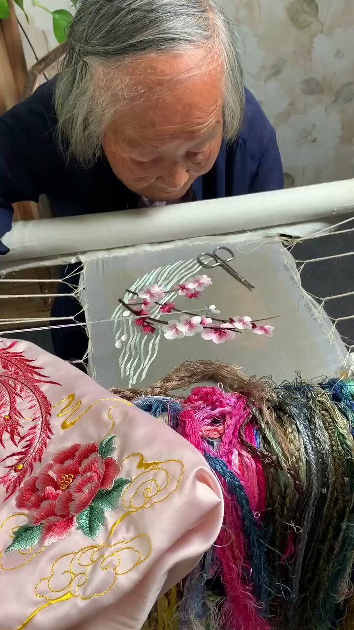 95岁的老奶奶刺绣,手艺好吗!喜欢的点点关注,点点爱心,谢谢大家.