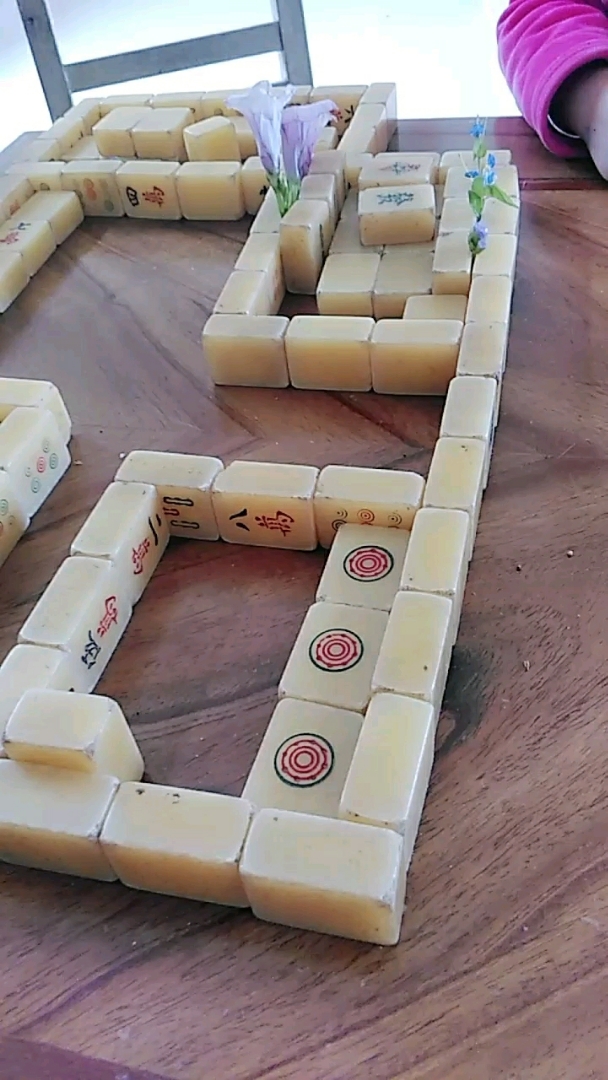 好好的麻将被孩子们用来过家家