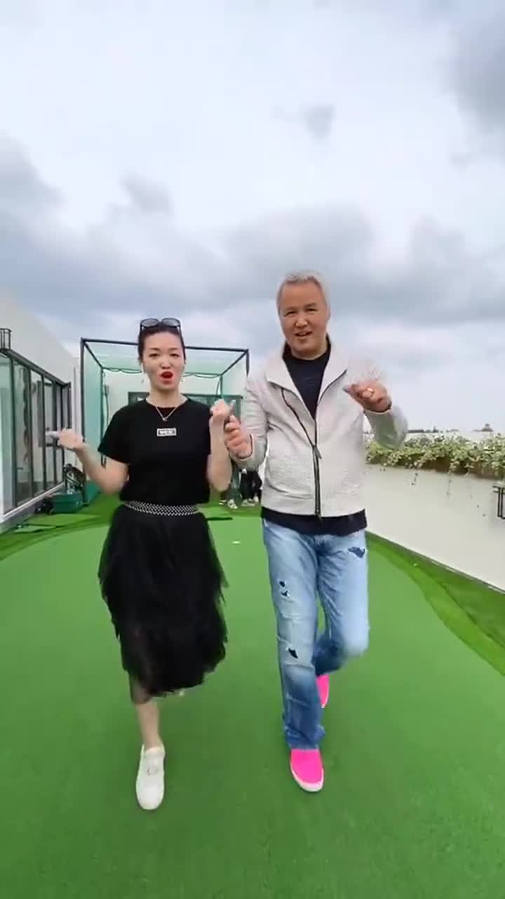 我要上热门#林瑞阳彻底飘了,居然拉着美女跳这种舞蹈,估计回家挨揍少