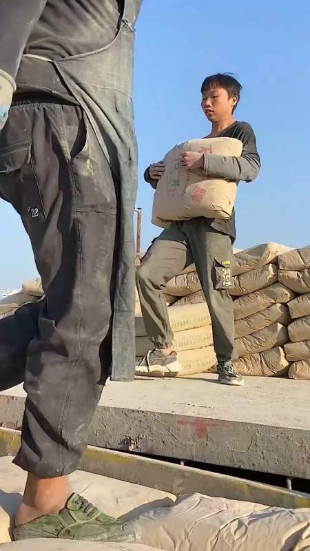 搬运工 阿杰 说:100斤的水泥他扛不动,200斤的mz他扛着跑.