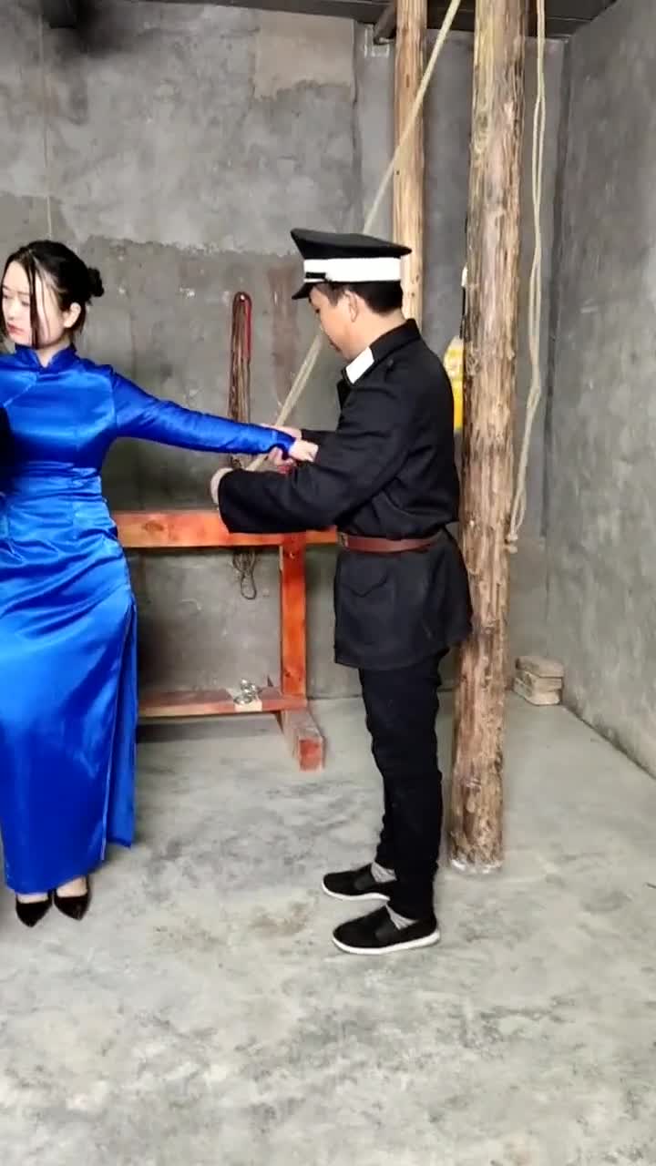 女间谍被警察拷问,这牢房有点干净,也太假了!