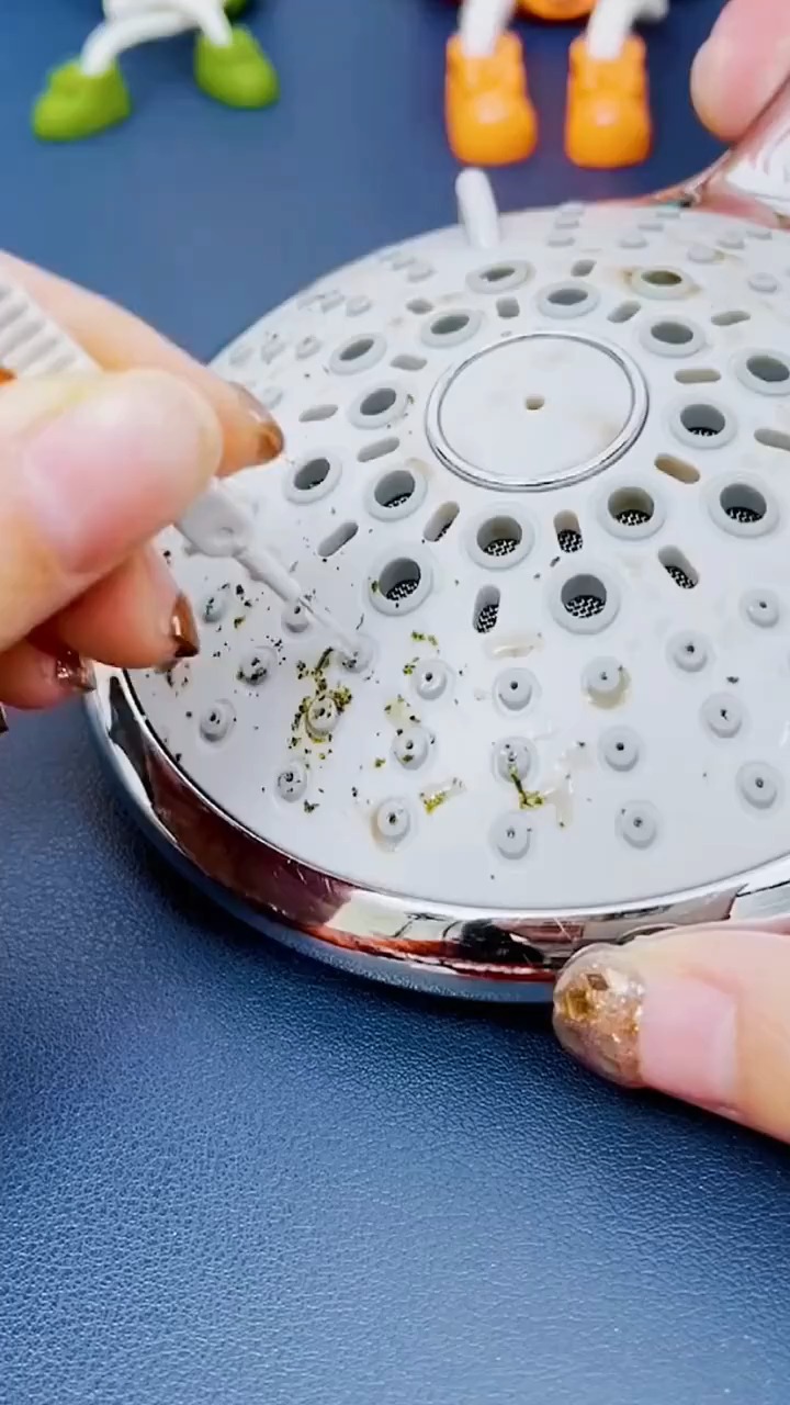 家里的花洒用久了出水小,用这个花洒清洁刷可以清理孔洞堵塞物,水龙头