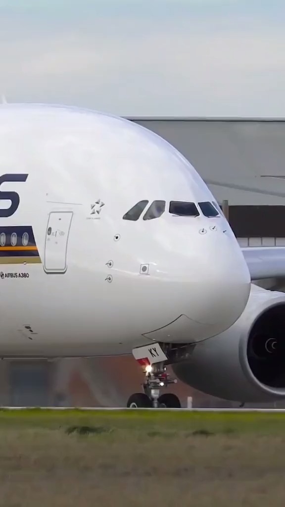 新加坡航空a380霸气出镜,飞机滑出进入跑道-度小视