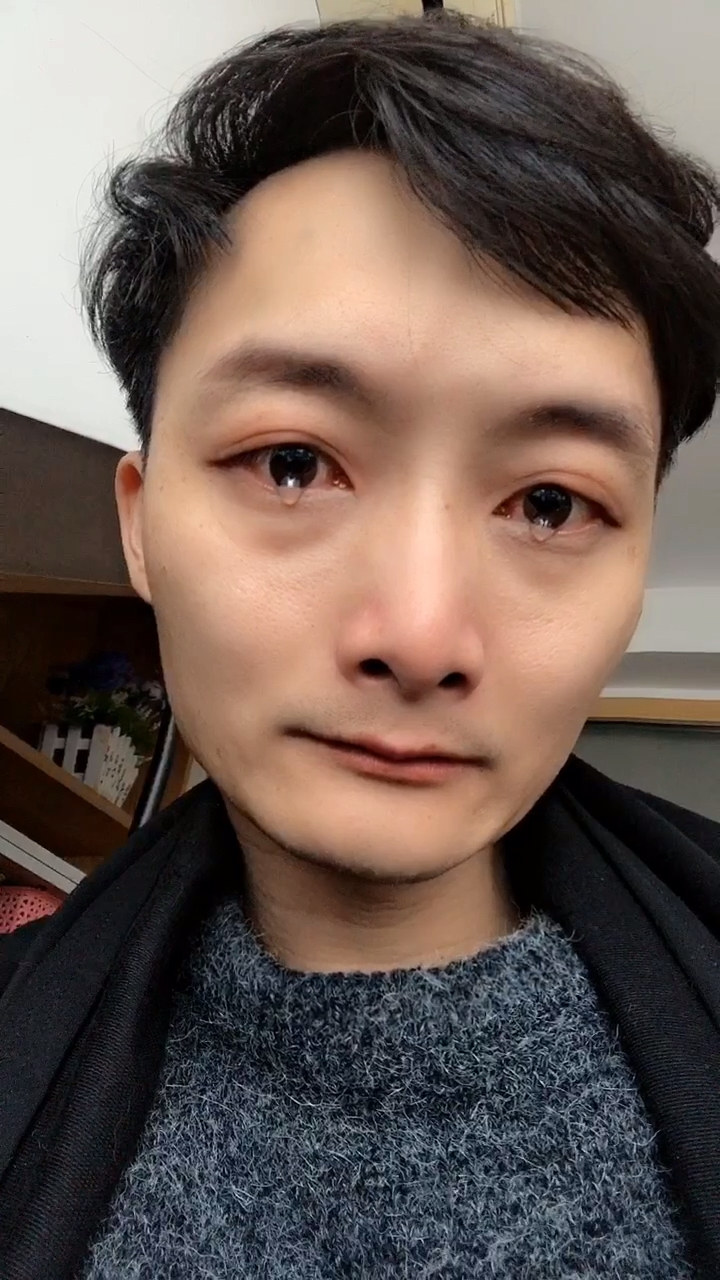 一个男人眼泪说掉就掉!