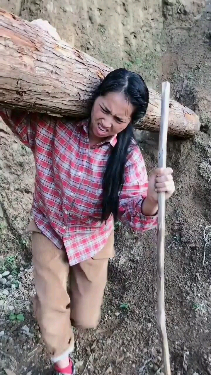 谁说女子不如男?500多斤有多少人扛的起来?