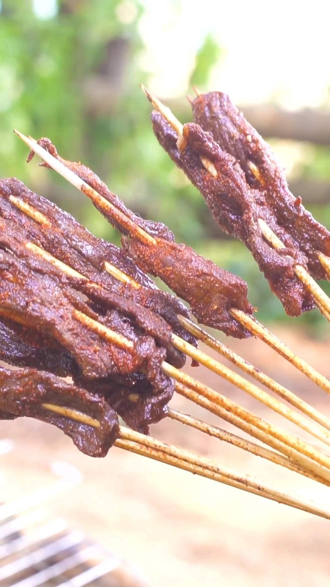 野外炭烤牛肉串,香辣入味,好吃到上瘾!