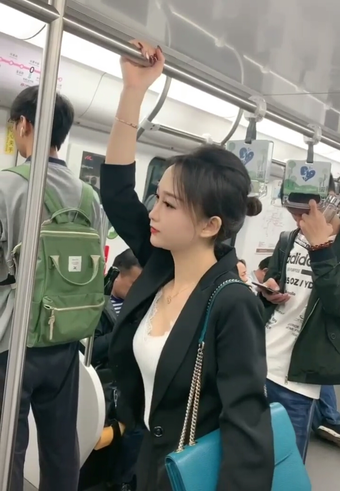 地铁偶遇一位心动女生