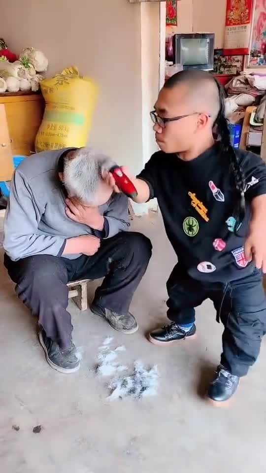 袖珍龙弟给父亲剃头发,龙弟孝顺的样子值得我们点赞,你觉得呢?