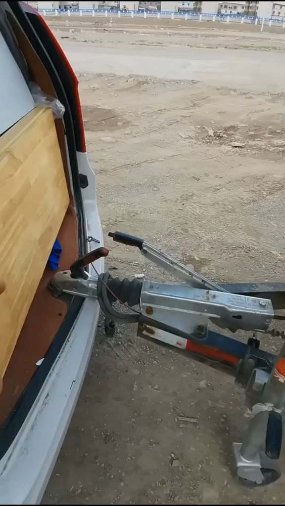 拖挂房车大家应该见过不少,12排量的面包车拖挂你们谁见过?