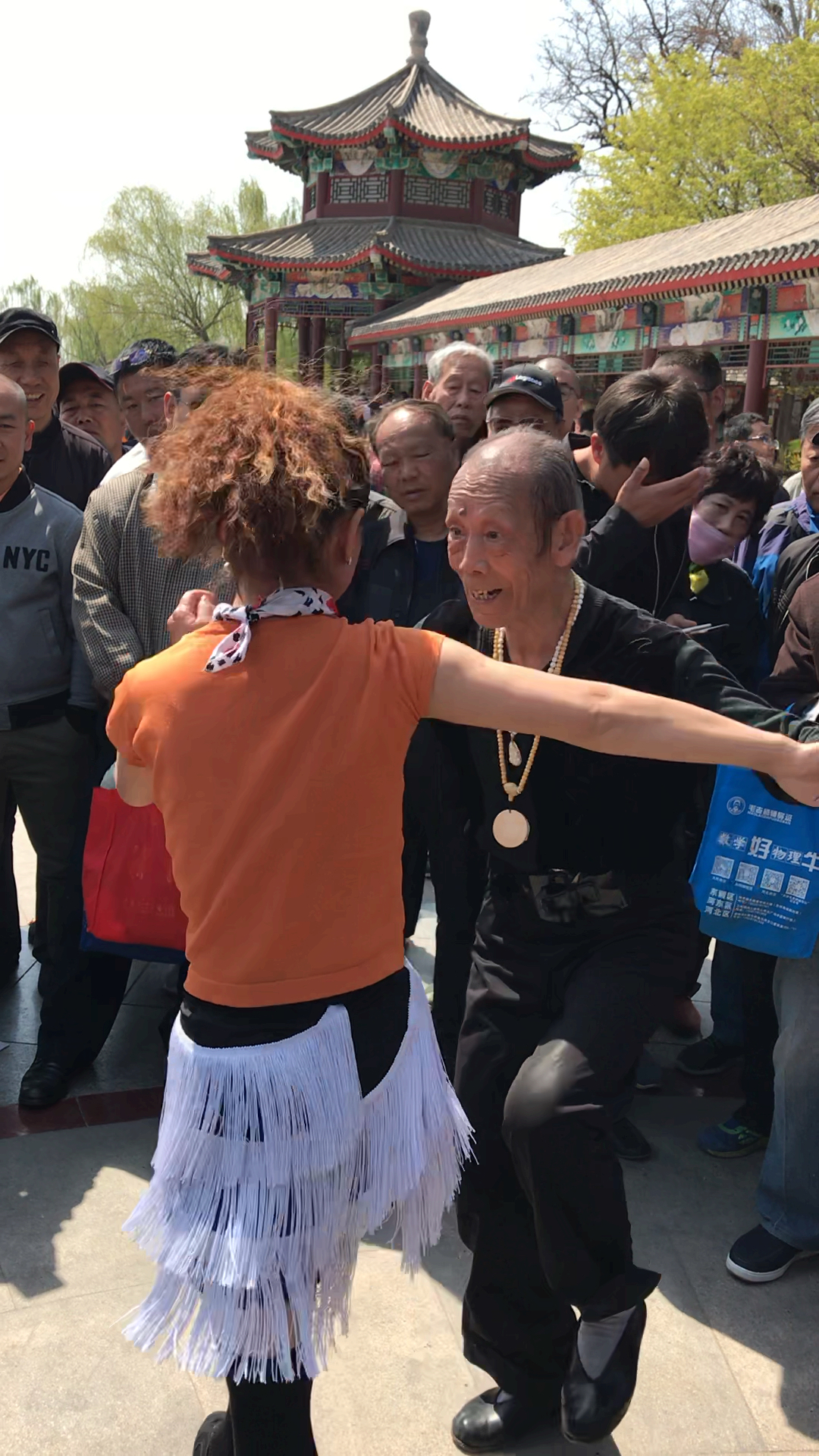 80岁网红张大爷和安静老师