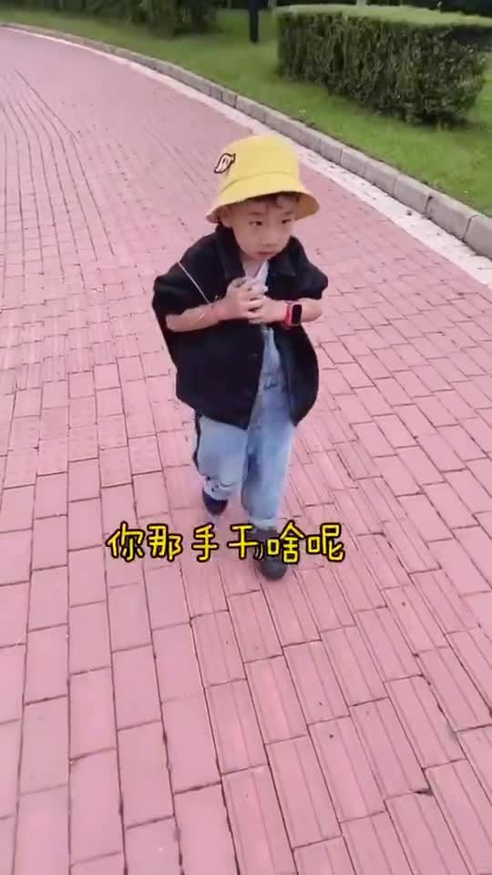 搞笑段子剧二博埋怨妈妈裤子没买好,结果被大博数落得一句话也说不出