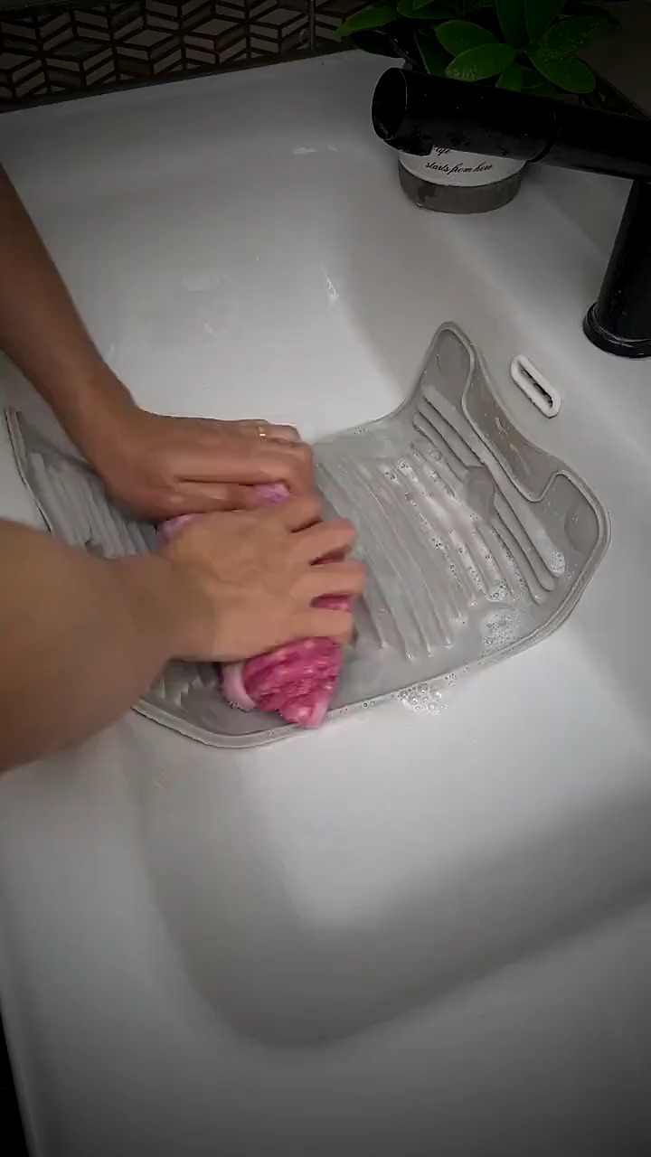 硅胶搓衣板带到哪里都可以洗衣服,方便省力