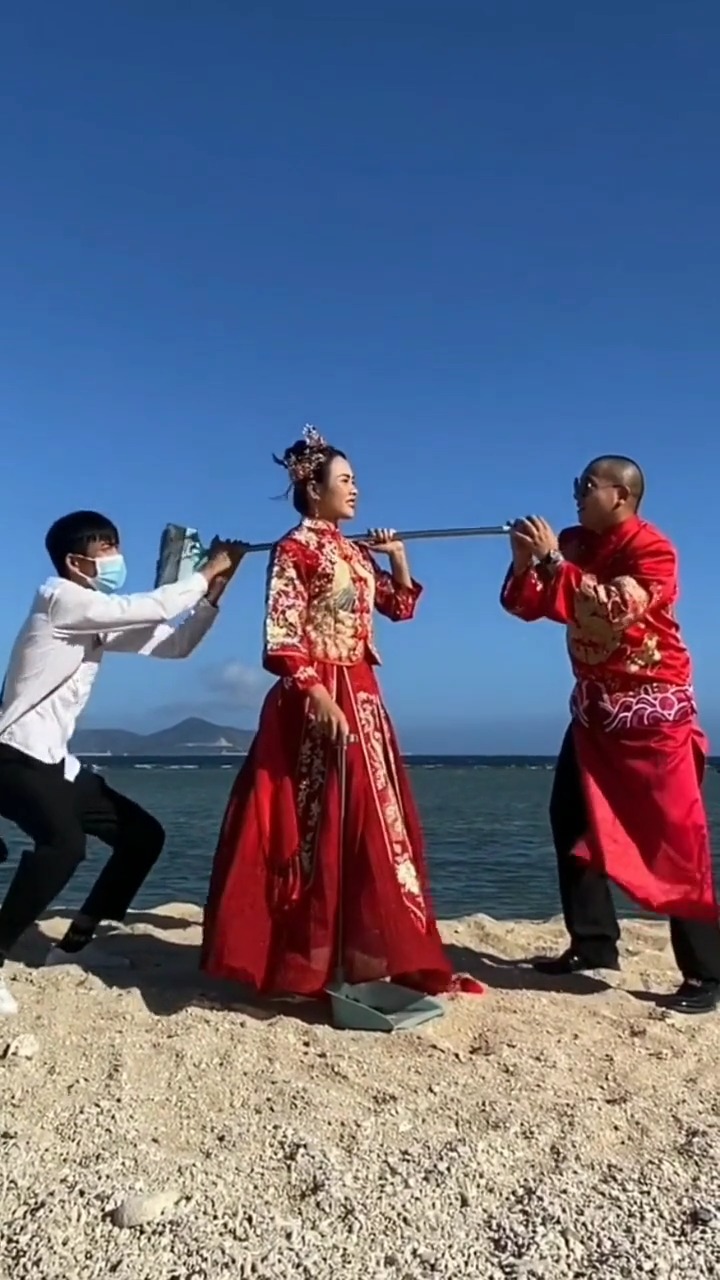 娱乐#把老公扛在了肩头,新娘子幸福了!