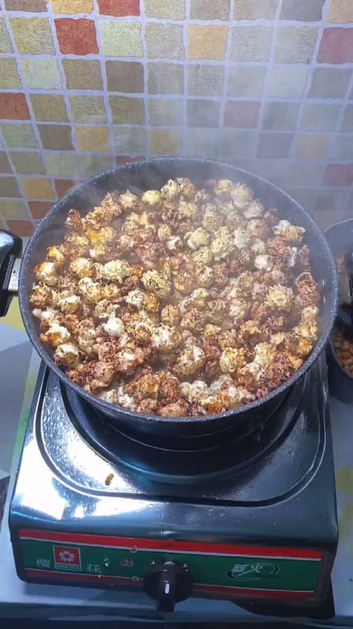 休息时间,给孩子们做了一锅巧克力味爆米花,香甜酥脆,孩子们超喜欢