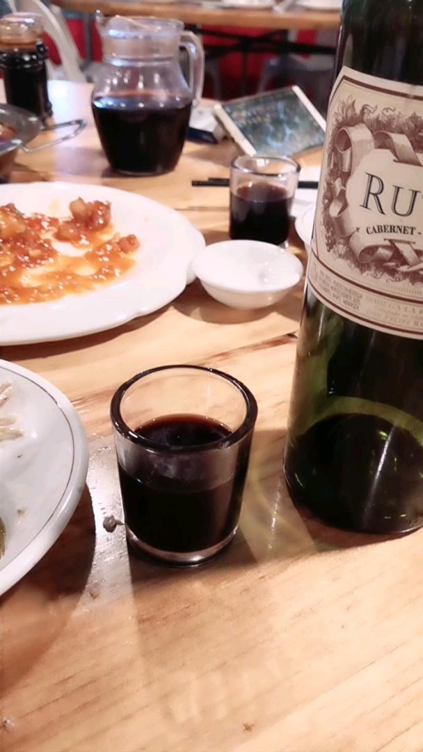 大排档里吃饭配红酒(*^▽^)/★*