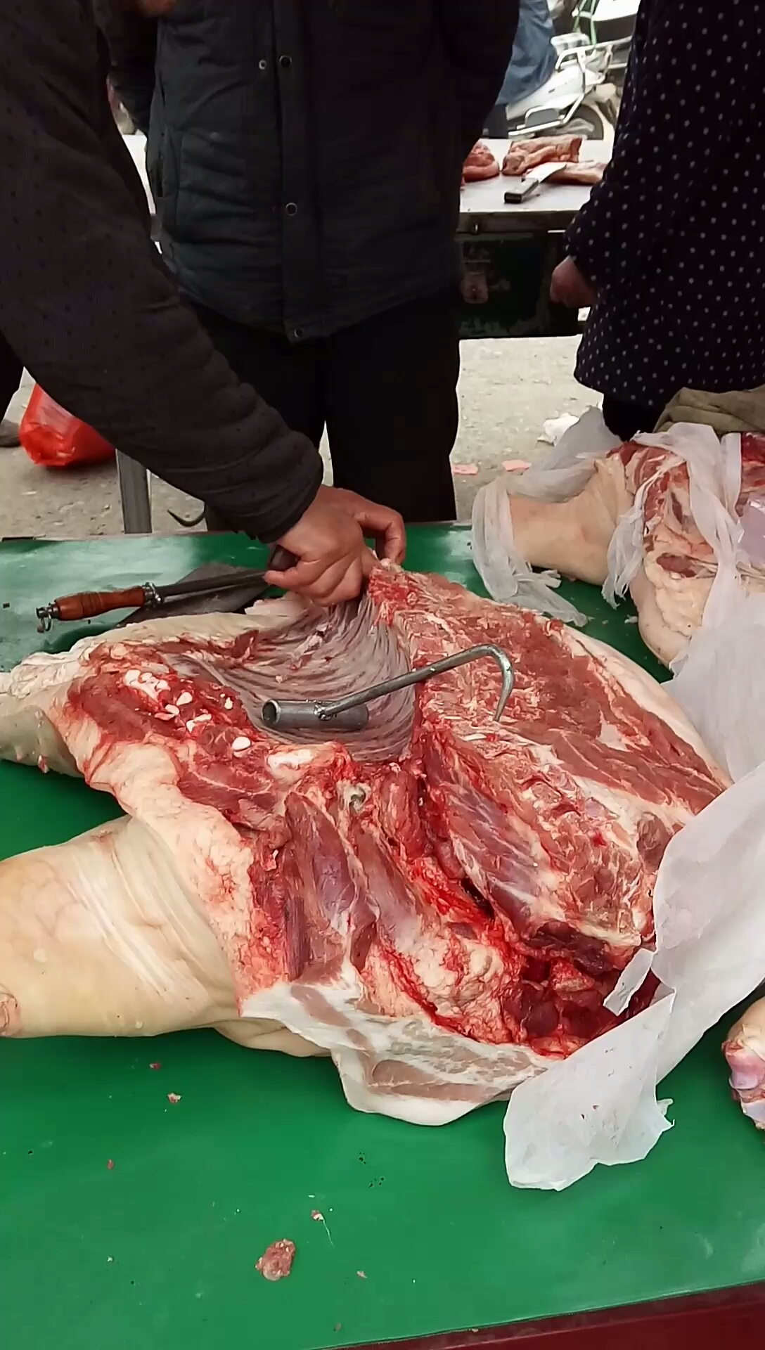 集体赶集割肉了.