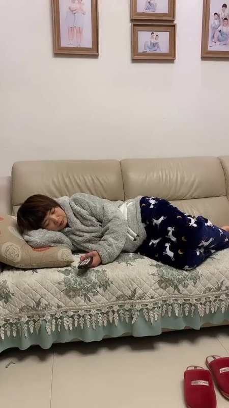洗澡出来看她睡着了此时内心充满心疼我知道她在家也很累要不一定等我