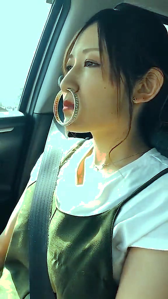 被人牵着鼻子走是种什么感受小姐姐的鼻环太吓人了