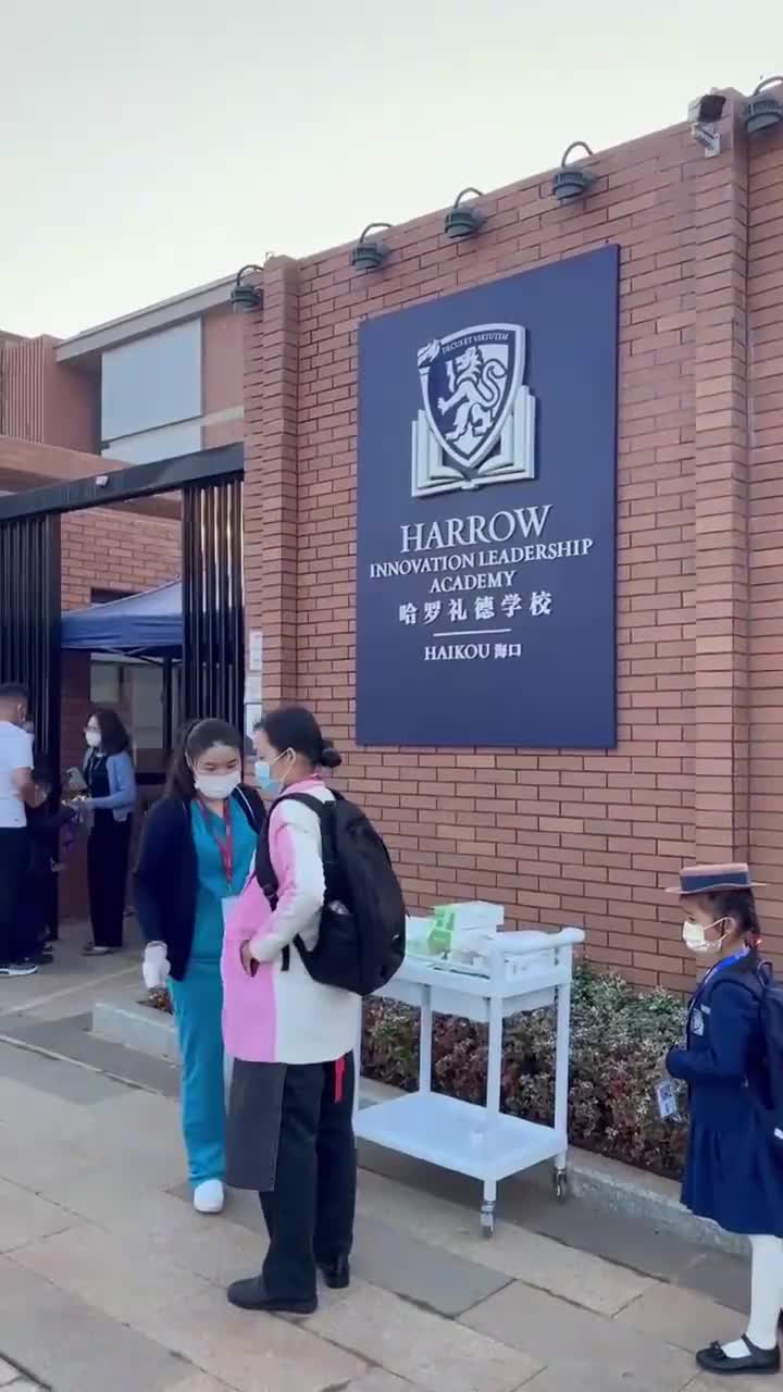 最贵的哈罗国际学校上学的孩子如公主般佣人随身伺候