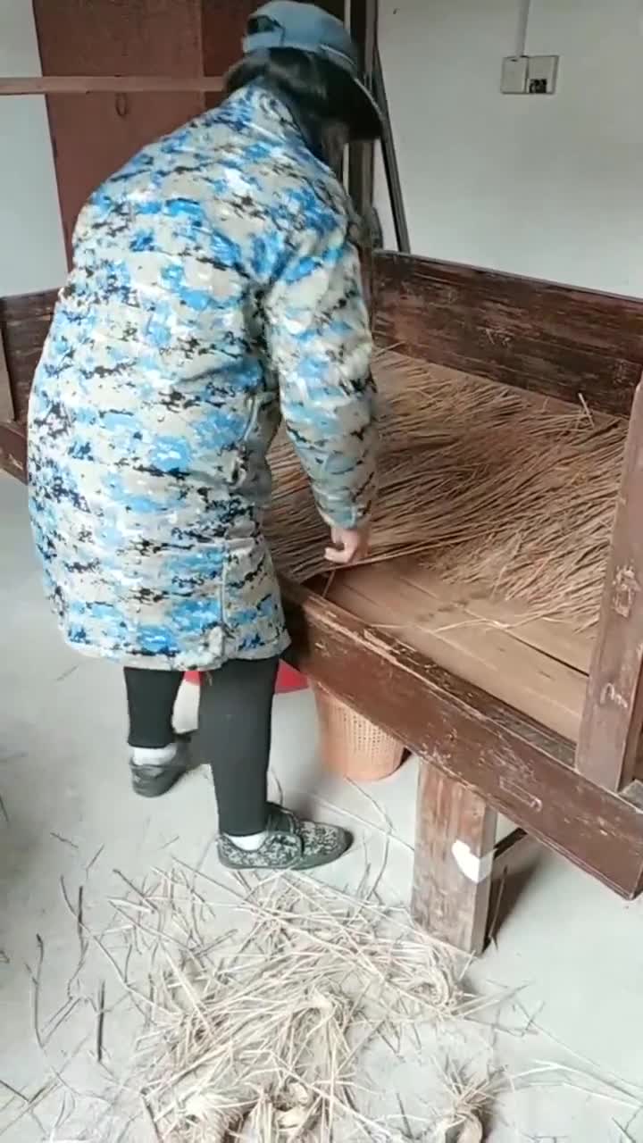 第一次带女朋友回家,不知道她是否喜欢妈妈铺的稻草床-度小视