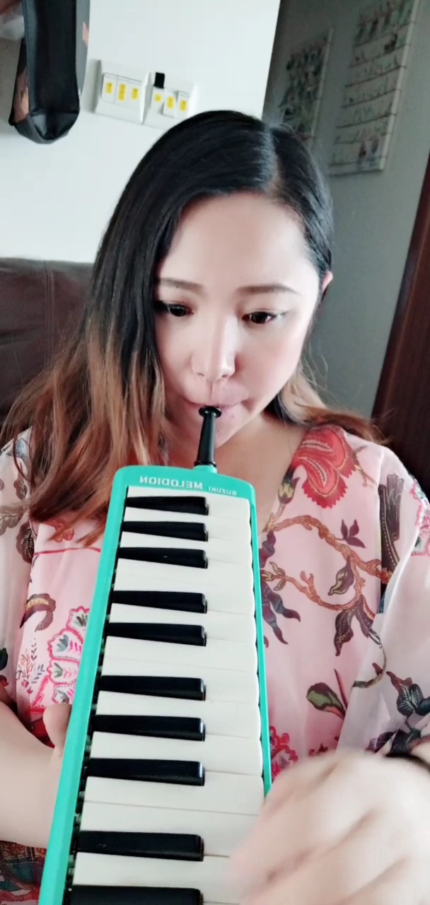 小姐姐#小姐姐口风琴吹奏一首粤语经典老歌,朋友,好听吗?