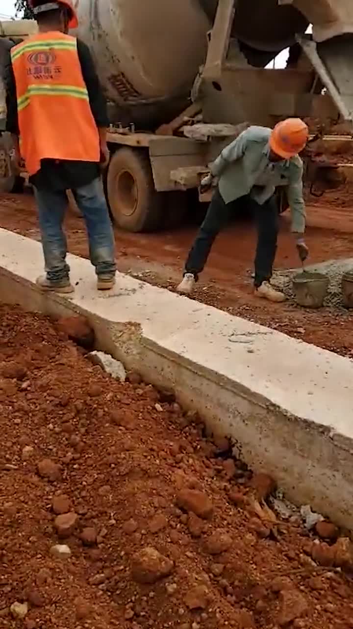 印度工地的流水线,一桶水泥十个人搬,这效率明年也干不完啊!
