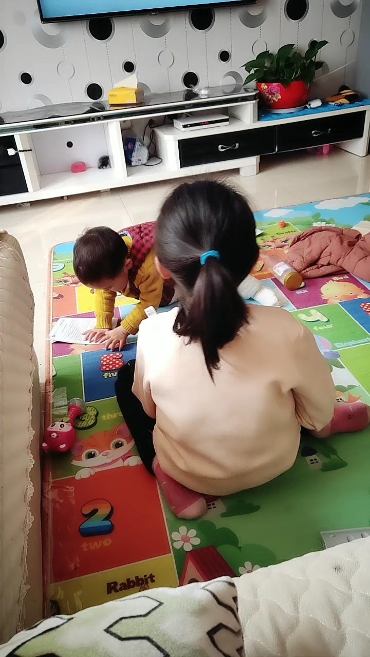 姐姐照顾妹妹,姐姐很不错呢