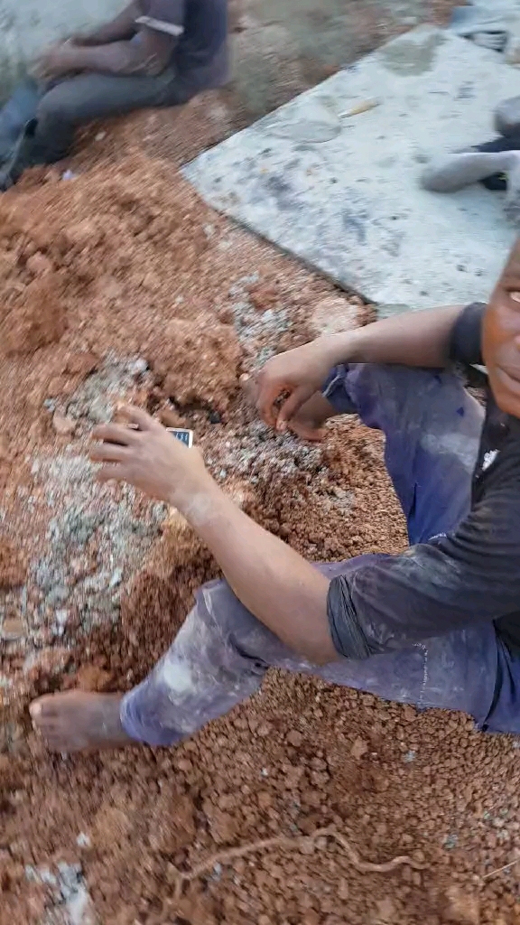 黑人的幸福指数很高,干活累了就躺地下睡会.