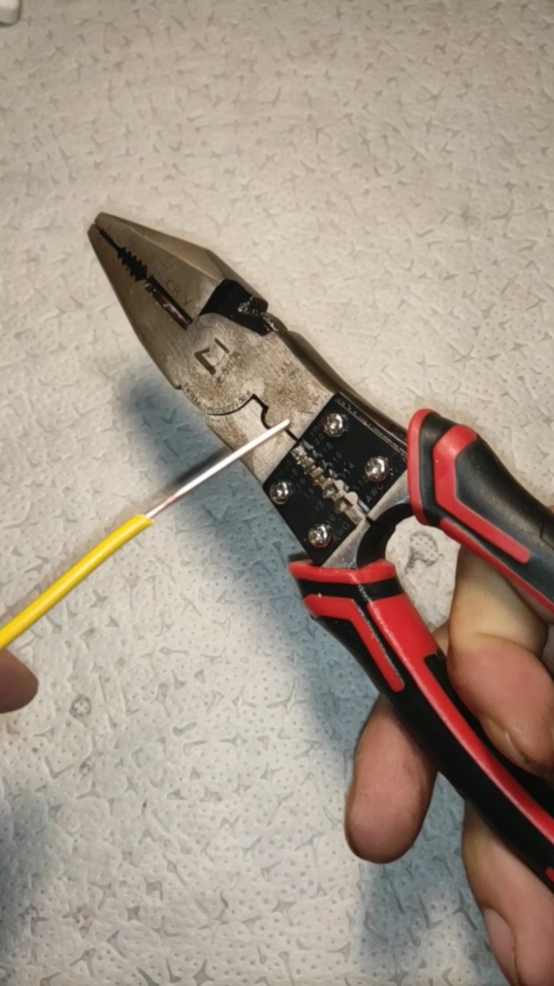 电线接头时,剥线钳剥线皮不容易剥开,电工师傅教你一招,轻松剥线皮