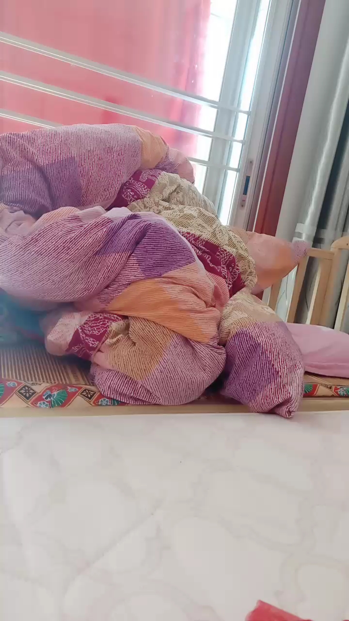 儿子每天都尿床,所以被子铺地每天都得晒