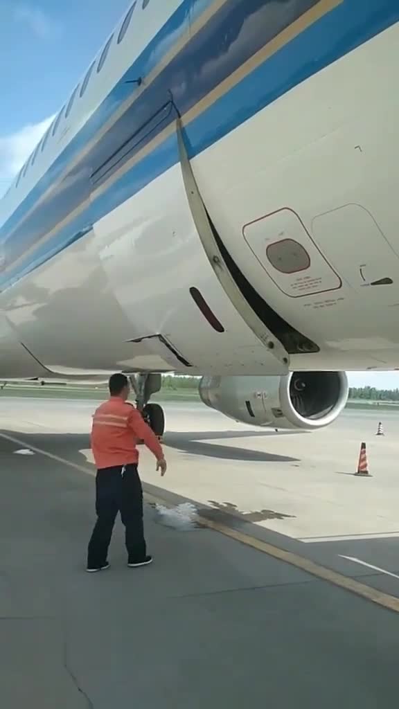 原来飞机开行李舱门是这样开的