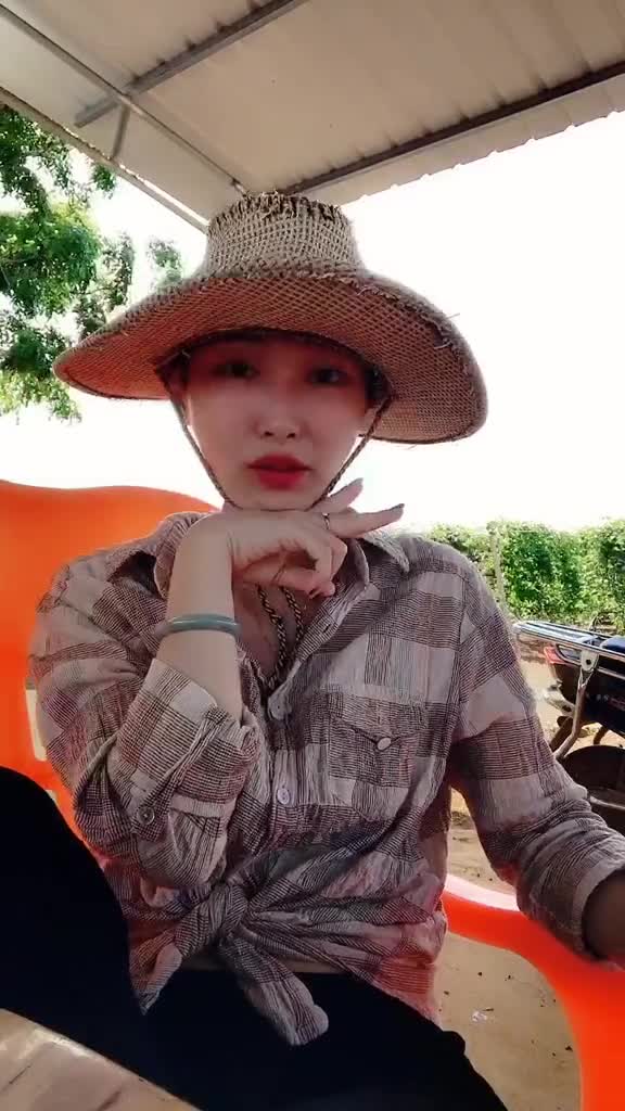 海南水果妹子蕾蕾来啦海南人真的是全能的,抗晒,抗热,抗台风