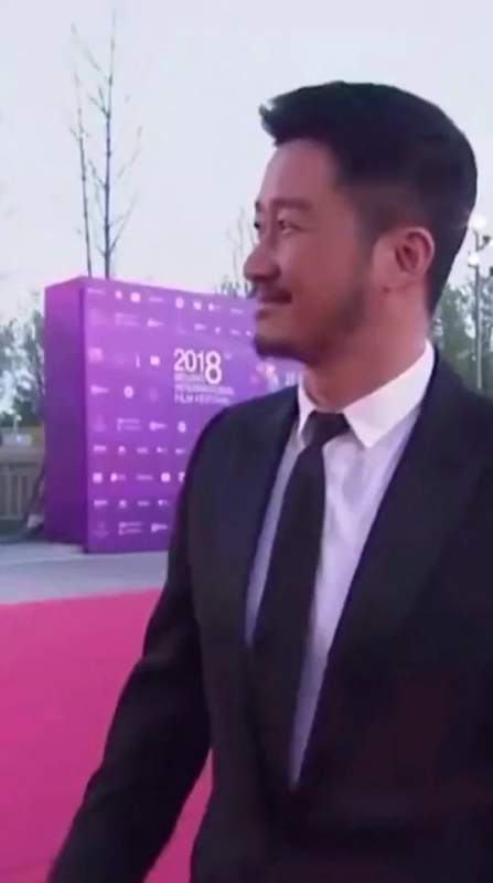 搞笑段子#吴京续起小胡子男人味十足
