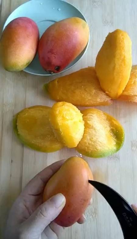 芒果季,一个妙招,剥出完美果肉,学习一下吧!
