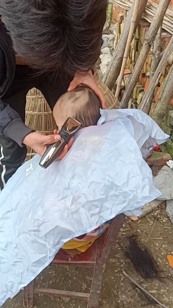 给宝宝剃光头,剃过年头,来年一切顺利!