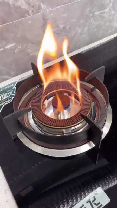 家里的燃气灶出现红色火苗,看起来很旺,其实没啥劲,该如何解决