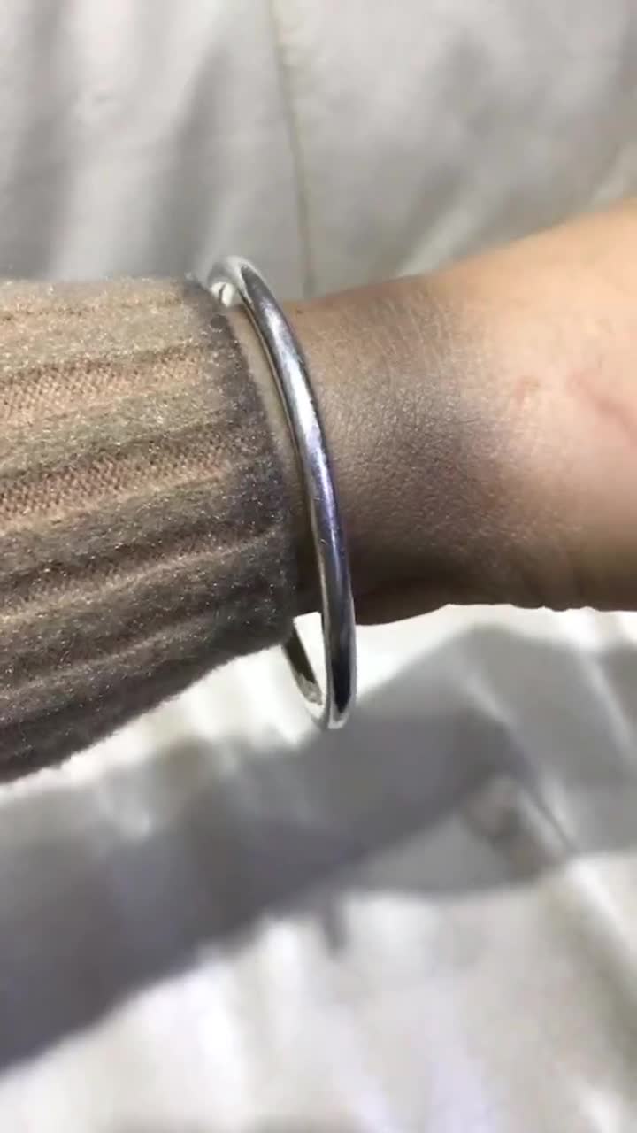 带了10多年的银手镯还是第一次见这种情况,昨下午开始掉色了,晚上我洗