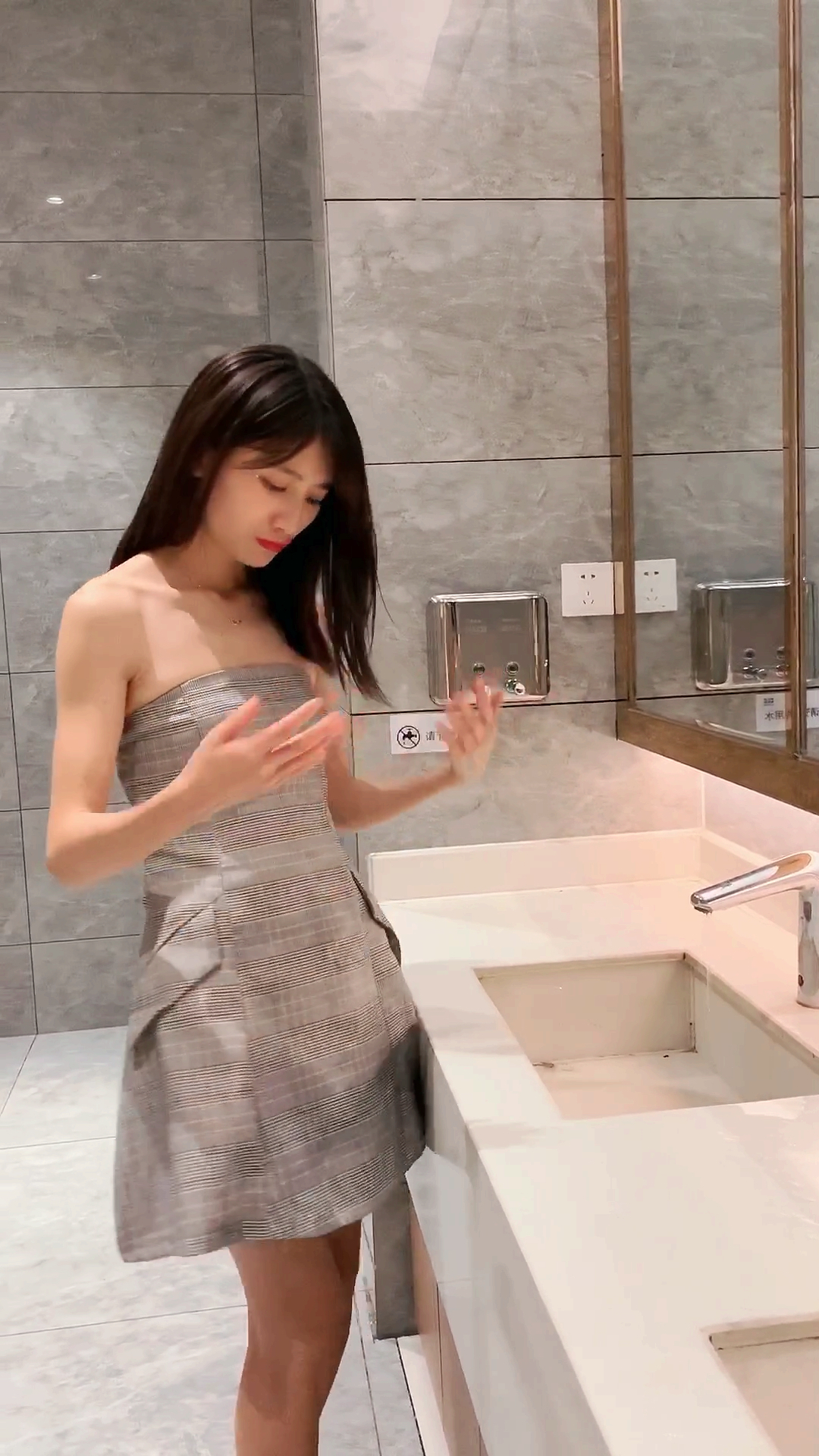 看美女卫生间是怎么烘干的