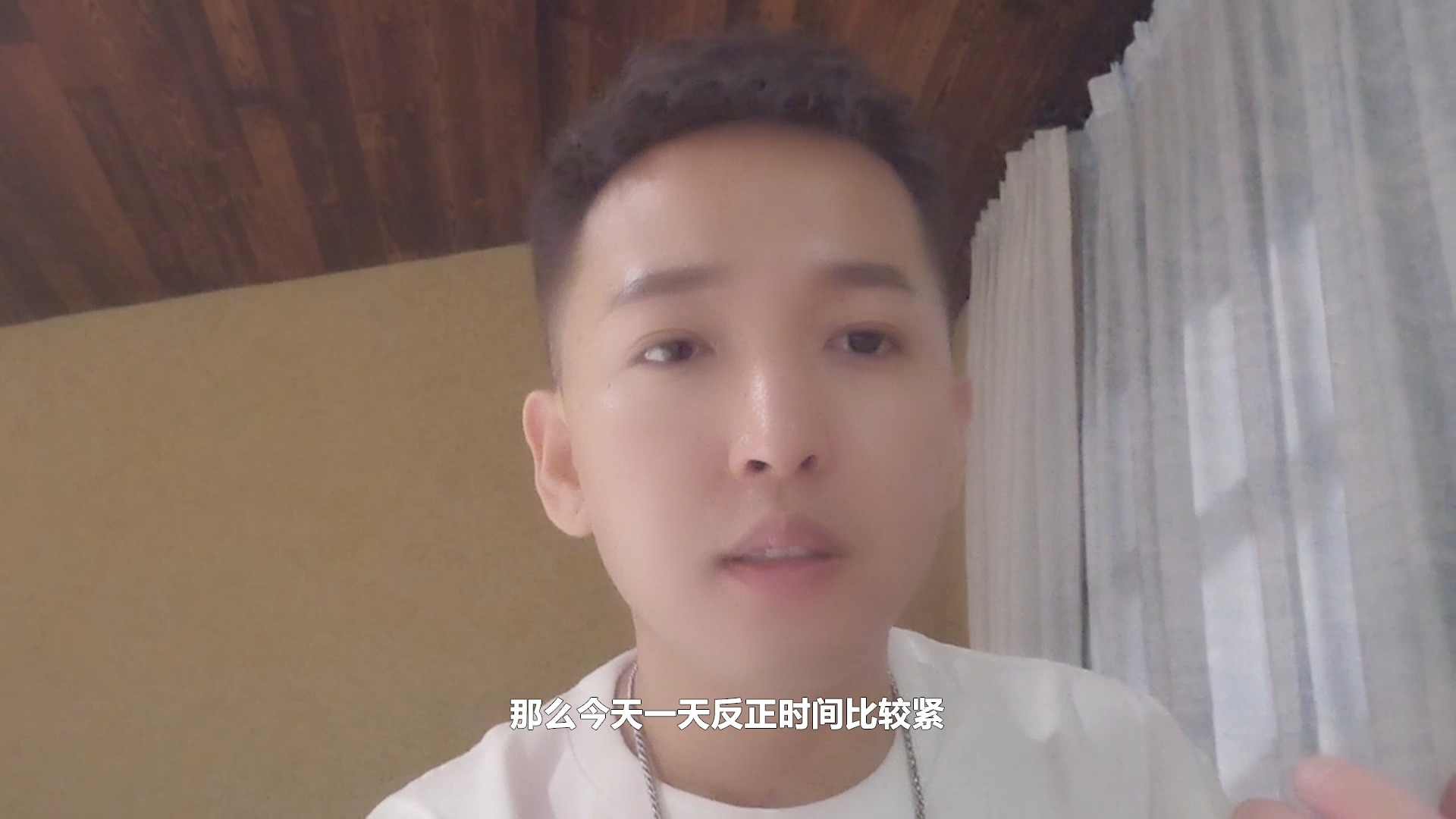 老撕鸡#老撕鸡:一大早坐飞机到上海,和小薇去划船,友谊的小船差点就